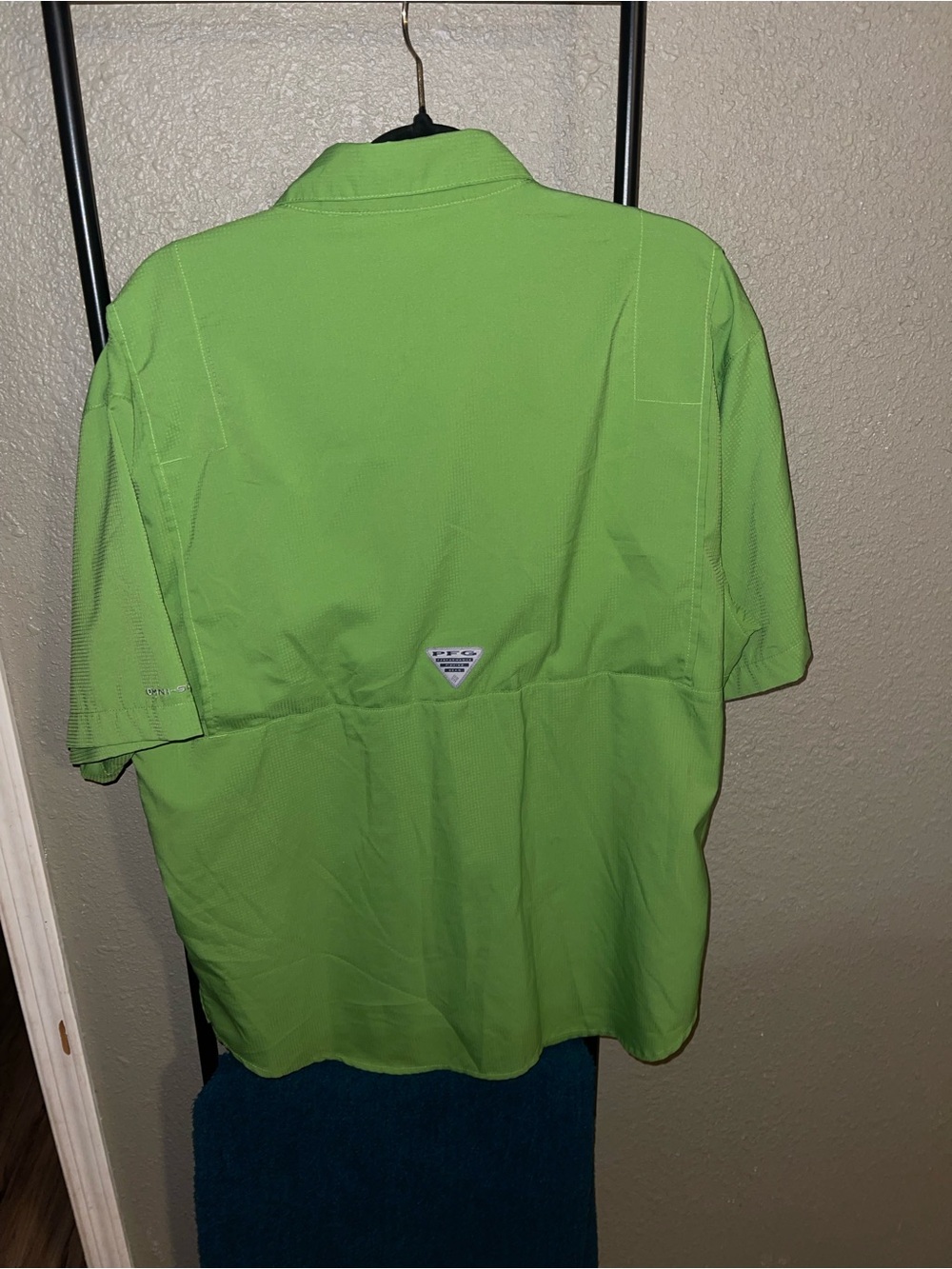Columbia PFG Men’s Lime Green Short-Sleeve Button-Down Fishing Shirt - Picture 2 of 3